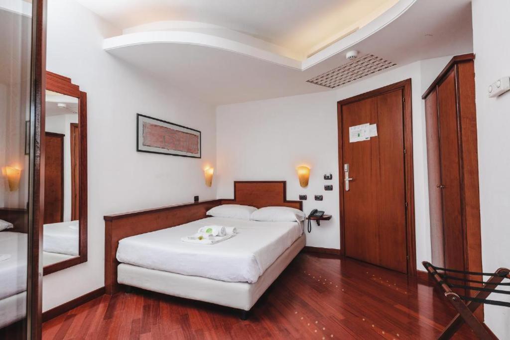 Hotel Carlo Felice Сассари Экстерьер фото